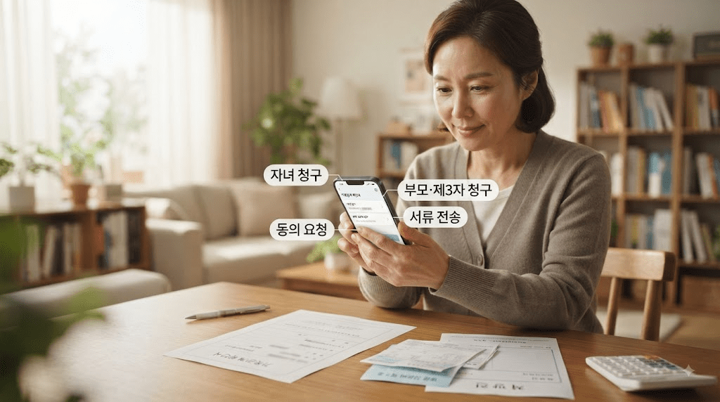 책상에 펼친 서류를 검토하는 여성